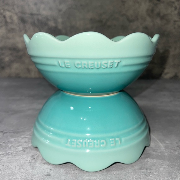 Le Creuset Frill Bowls Set of 2 - Picture 3 of 5